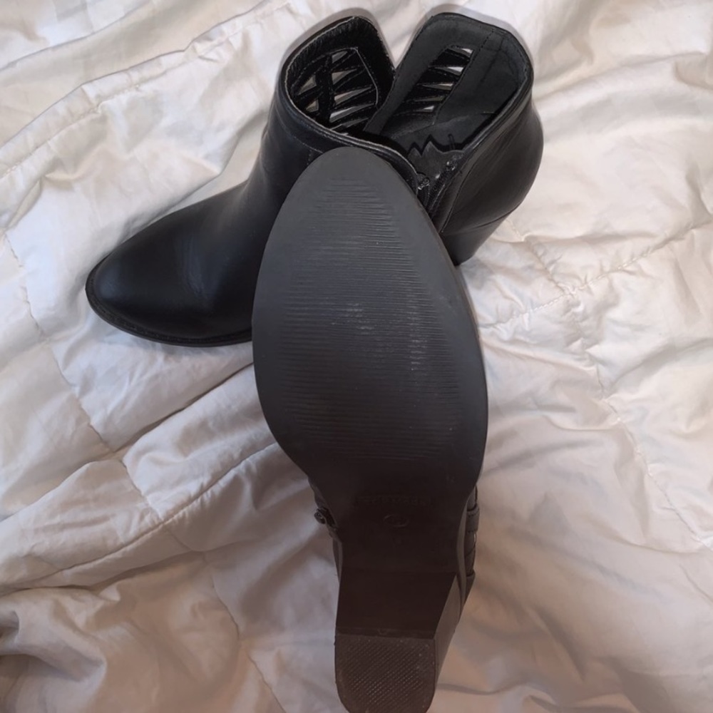 BLACK BOOTIES - Picture 3 of 3